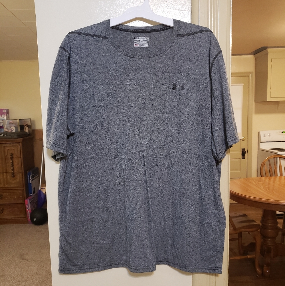 Men's Under Armour heathered black ss athletic tee size 2XL in great condition